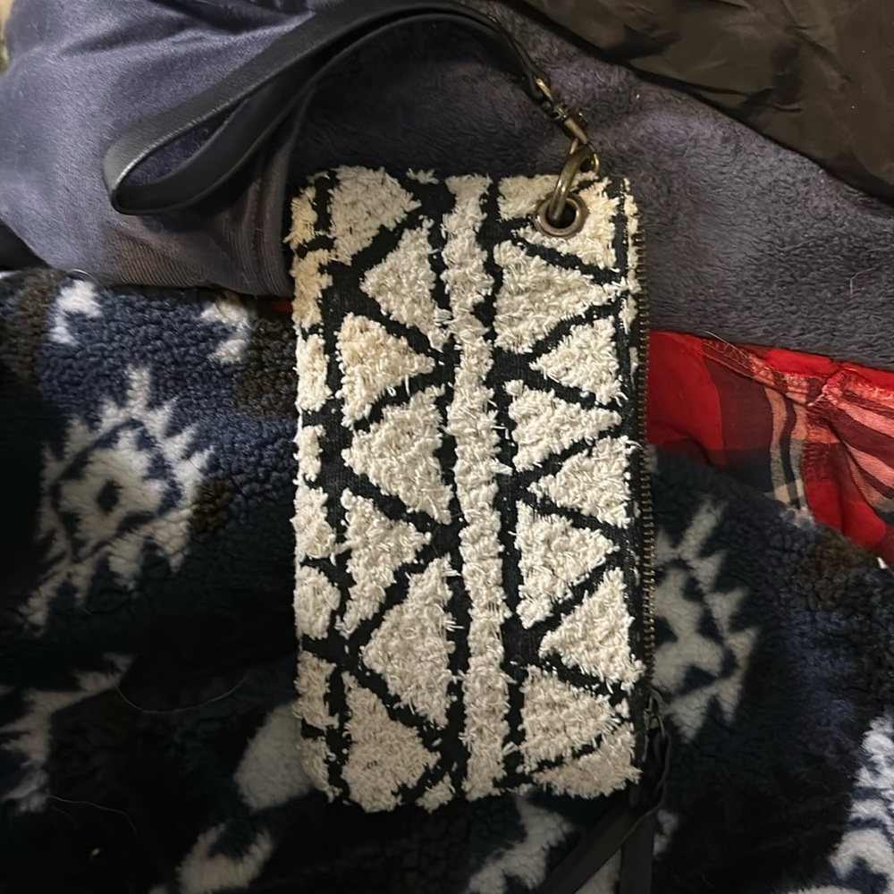 Universal thread wristlet